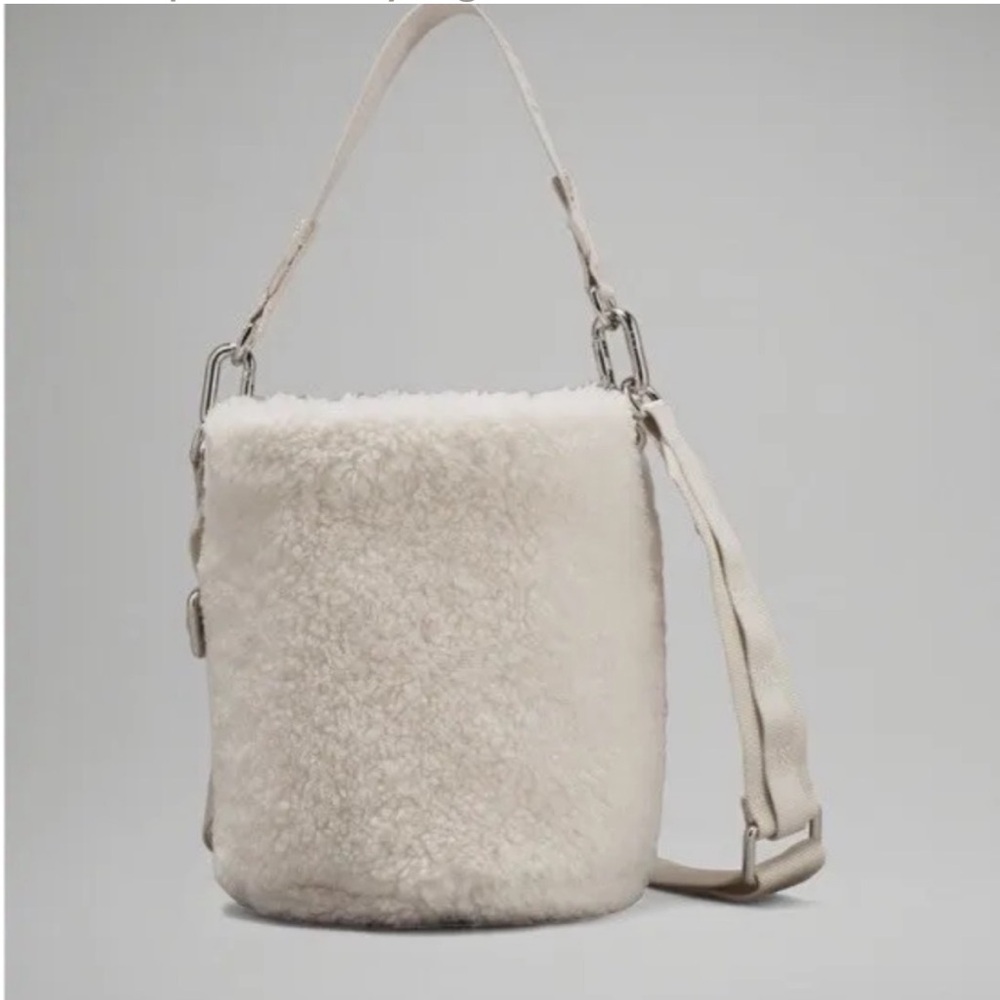 Lululemon opal fleece bucket‎ bag